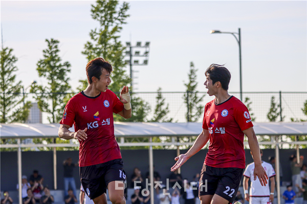 당진시민축구단이 FC강릉을 상대로 5대2 대승을 거두며 승점 3점을 챙겼다.