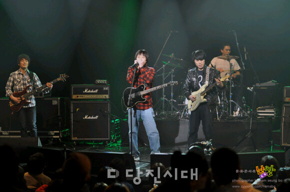 2011년 조덕환 밴드 기타세션으로 활동했다.