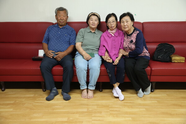 왼쪽부터 오선근 새마을지도자, 이금자 용연1통 통장, 김한옥 수해 이주민 어르신, 김영숙 전 노인회 총무
