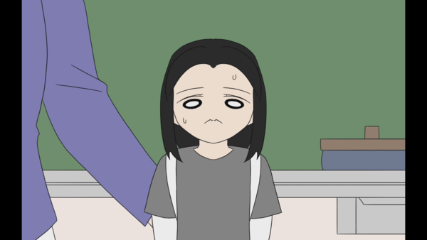 11살의 율리아, 낯선 초등학교 교실 문 앞에 굳은 표정으로 서 있다.