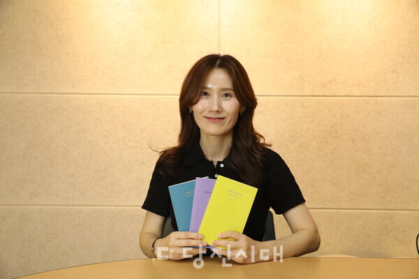 세 권의 책을 쓴 태리 작가