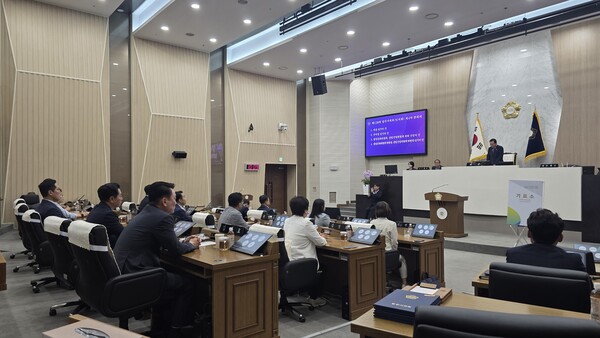 당진시의회 제128회 임시회 제4차 본회의에 앞서 김명진 임시의장이 원구성과 관련해 발언을 하고 있다. 이후 개회선언을 하지 않고 퇴장했으며, 민주당 의원들도 함께 퇴장해 입장문을 냈다.