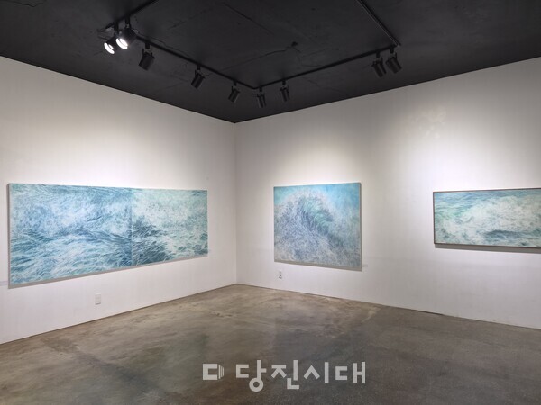 송해석 작가의 개인전 기다림-비움으로 채워지는 파도