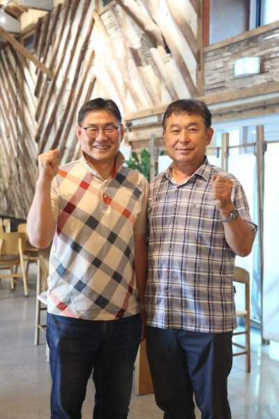 (왼쪽부터) 김용문 합덕마을관리사회적협동조합 이사장과 이용기 합덕읍도시재생추진협의회장