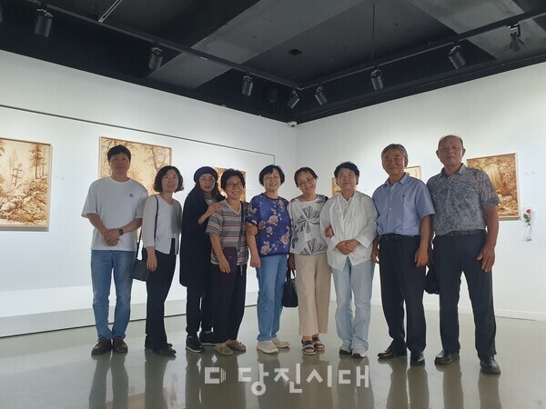 최장덕우드버닝연구소 제1회 회원전에서 (오른쪽 두 번째) 최장덕 소장과 참여 회원들