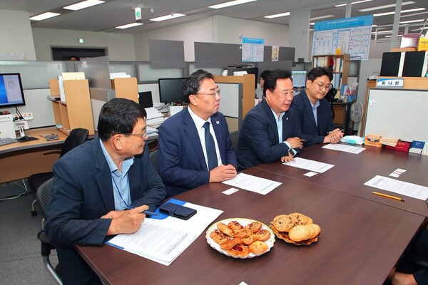 김기재 시장과 어기구 의원이 정부세종청사를 찾아 핵심사업 지원을 요청했다. (제공 어기구 의원실)