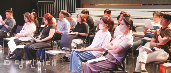 당진문화재단이 운영하는 당진문화예술학교 블랙박스홀에서 충청권 공연예술 유통 활성화를 위한 현장 간담회가 열렸다