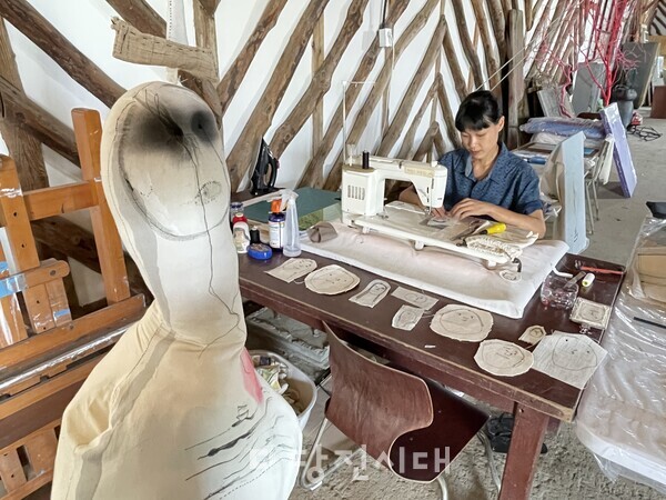 2022년 소금창에에서 에꼴 드 아미 레지던시에 참여해 작업하고 있는 정희기 작가