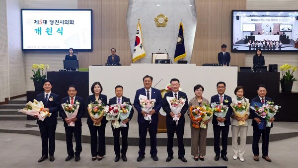 제5대 당진시의회가 지난달 27일 본회의장에서 개원식 이후 단체사진을 찍고 있다.