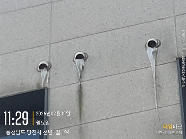 건물 벽에 매달린 큰 고드름이 치안지킴이 단원의 순찰로 인해 발견됐다.