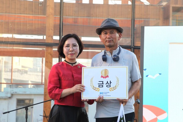 쿨맵시 사진 공모전에서 이충휘 씨가 금상을 수상했다.