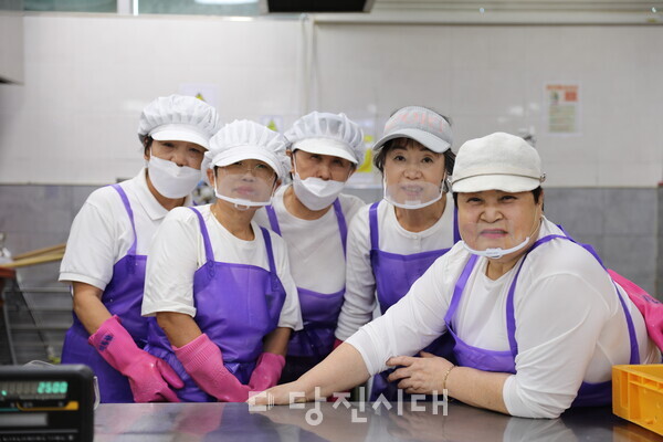 당진농협 하나로마트 내 우리콩 우리두부에서 근무하고 있는 조용희 팀장과 근무자들