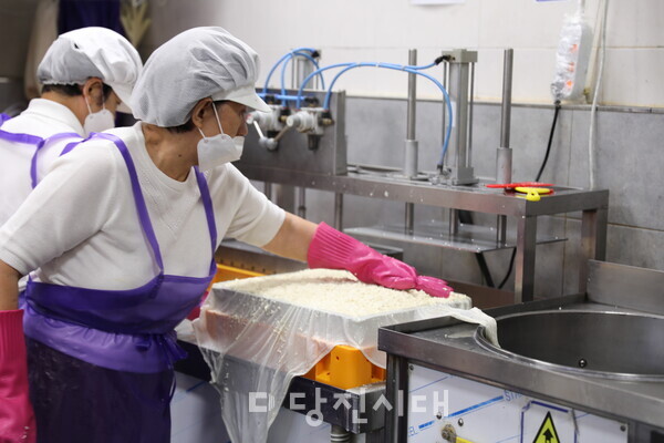 우리콩 우리두부 사업장에서 두부를 만들고 있다.