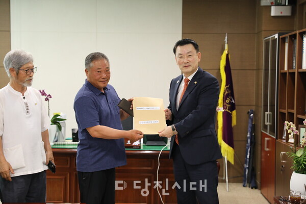 김선호 당진시의회 의장에게 요구서를 전달했다.