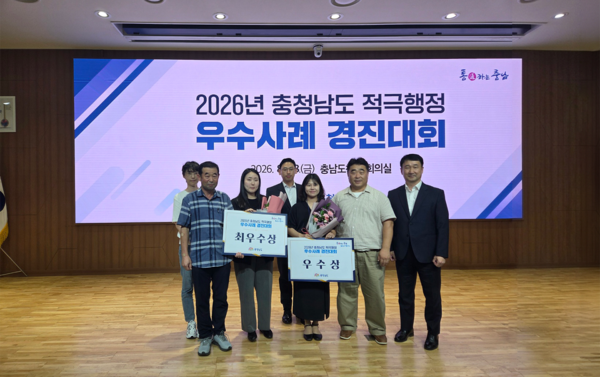 최우수상을 받은 토지관리과 박선호 주무관(왼쪽)과 우수상을 받은 환경위생과 김현진 주무관. (사진=당진시 제공)