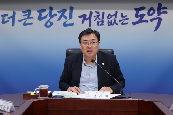 김기재 당진시장이 지난달 31일 열린 2027 시책구상 보고회를 주재하고 있다. (사진=당진시 제공)