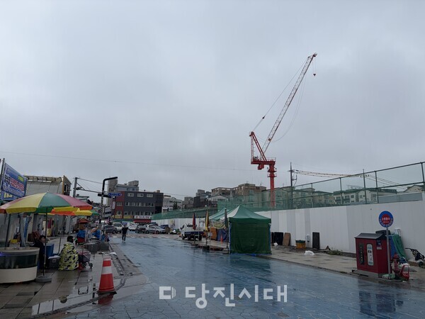 당진전통시장 재정비를 위해 건물을 철거하고 공사중이다.