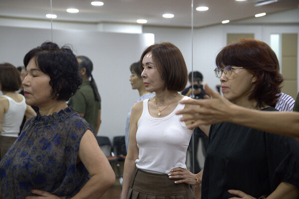모델 레슨 중인 이영희 씨