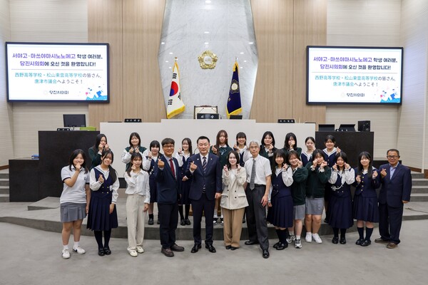 서야고와 일본 마쓰야마시노노메고 학생과 관계자들이 당진시의회를 방문했다(당진시의회 제공)