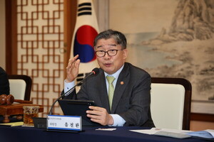 유철환 국민권익위원장, 임기 1년여 남기고 사퇴 - 뉴스 썸네일 이미지